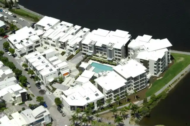 P4/9 Moores Crescent