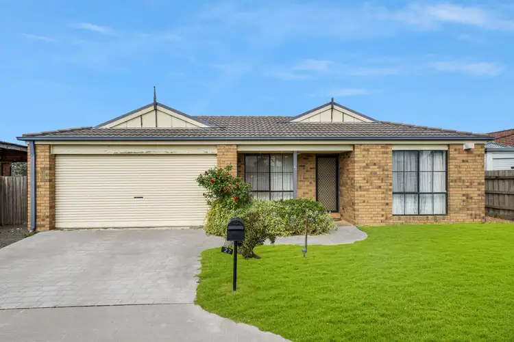27 Glenora Way, Hampton Park VIC 3976