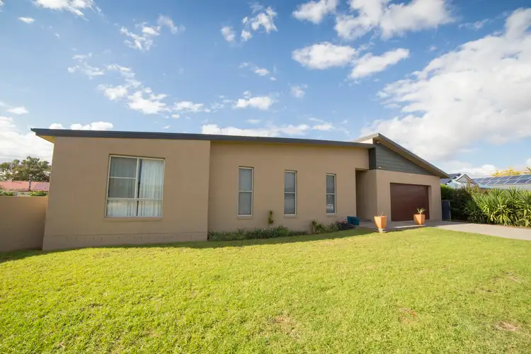 108 Maple Crescent, Narromine NSW 2821