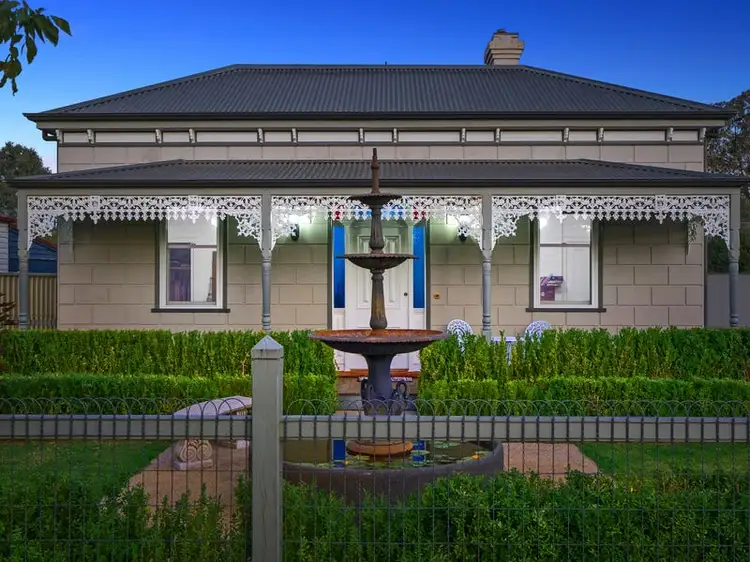 12 The Parade, Mansfield VIC 3722