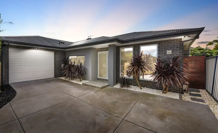 2/2 Mallacoota Court, Taylors Lakes VIC 3038