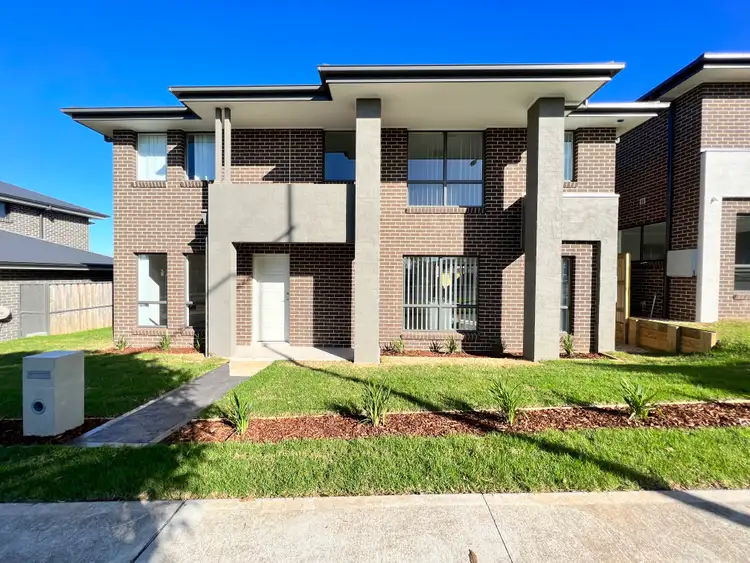 8 Potts Street, Oran Park NSW 2570