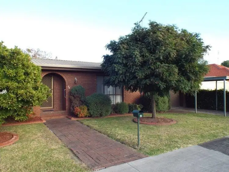1/2 Barry Street, Moe VIC 3825