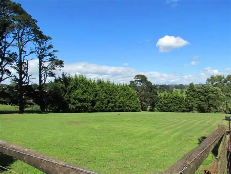 Second view of Homely house listing, 2 Bellamy Close, Warragul VIC 3820