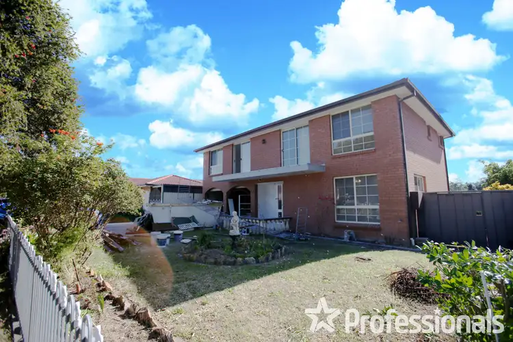 15 Gundagai Crescent