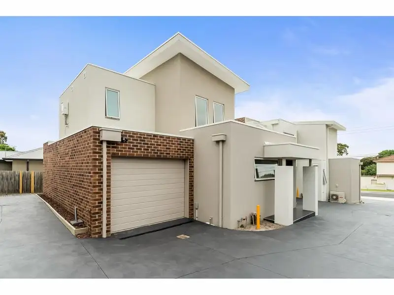 Main view of Homely townhouse listing, 2/38 Heatherhill Road, Frankston VIC 3199
