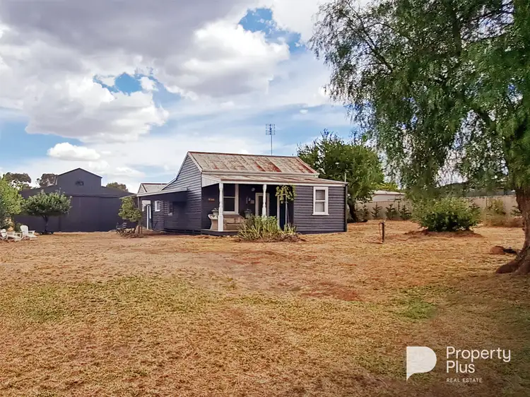 37 Navarre Road, St Arnaud VIC 3478
