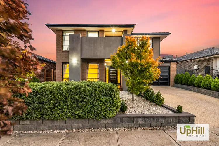 8 Raeburn Drive, Clyde North VIC 3978