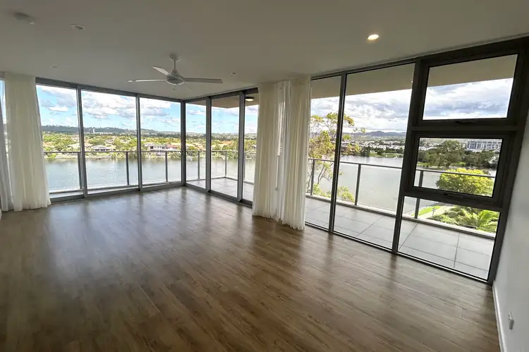33 Lakefront Crescent
