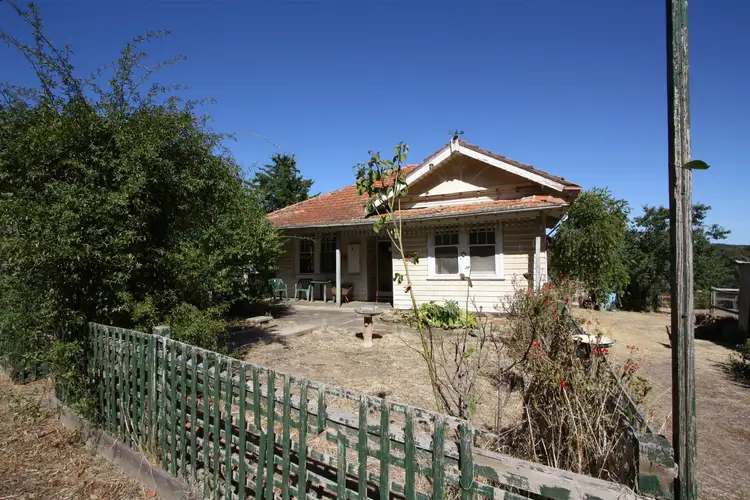 18 Cemetery Road, Elphinstone VIC 3448