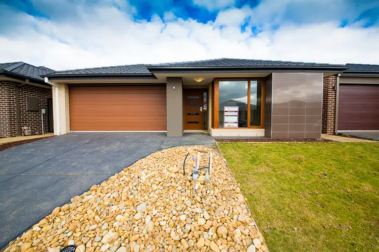 8 Compton Way, Clyde North VIC 3978