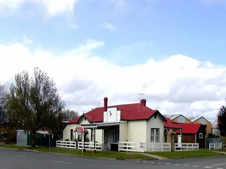 22 CNR. FISKEN AND STEIGLITZ  STREETS, Ballan VIC 3342