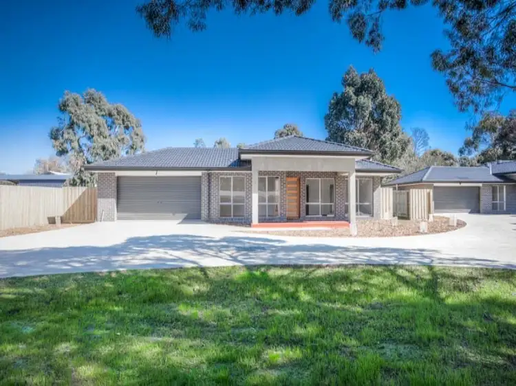 2/20 Regan Drive, Romsey VIC 3434