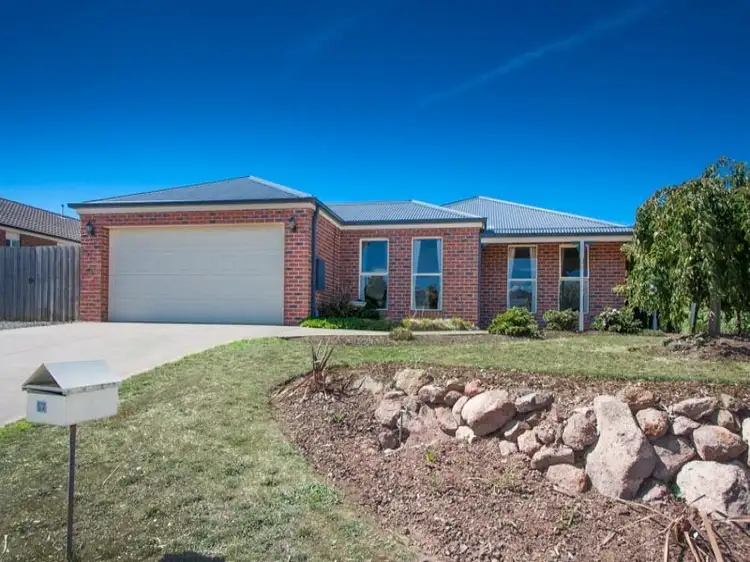 52 Robb Drive, Romsey VIC 3434
