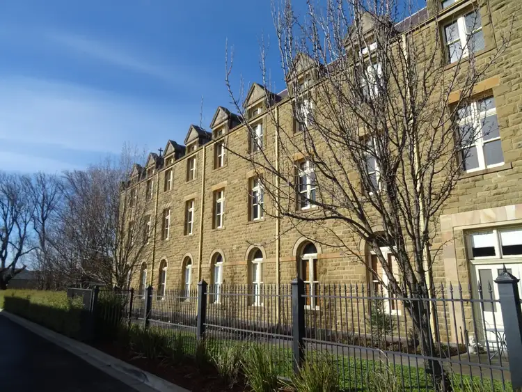 21/300 Gillies Street, Wendouree VIC 3355