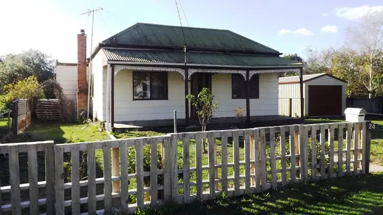 24 Warburton Street, Beaufort VIC 3373
