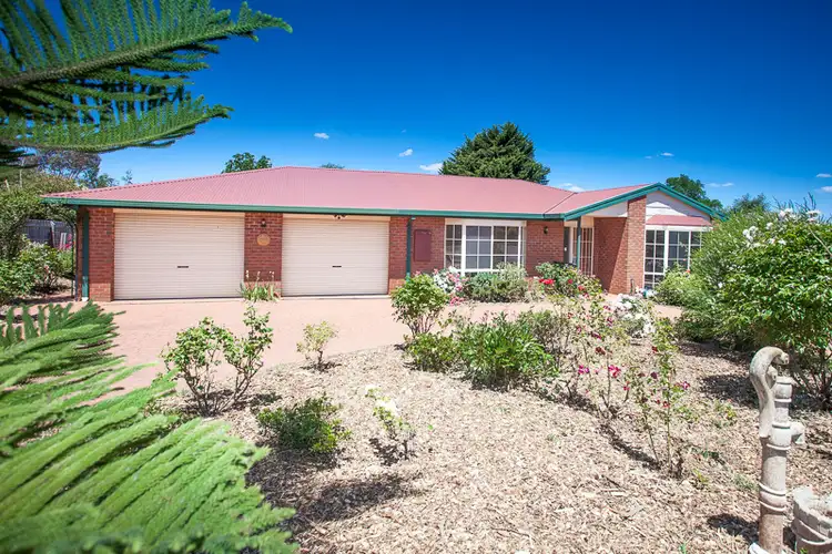 23 Jinker Way, Romsey VIC 3434