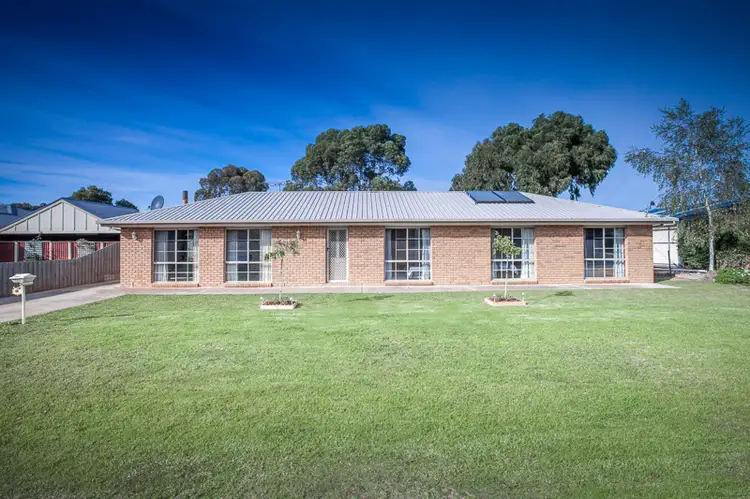 58 White Avenue, Romsey VIC 3434