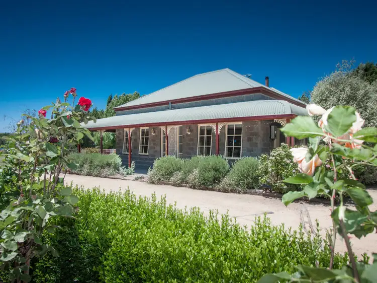 16 Valley View Court, Romsey VIC 3434