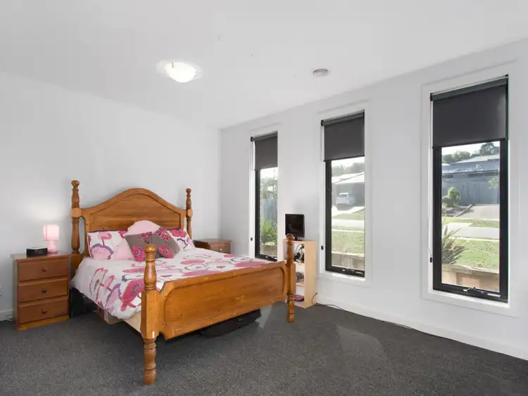 Sixth view of Homely house listing, 2 Wordsworth Court, Drouin VIC 3818