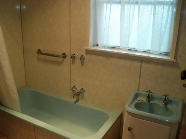 Sixth view of Homely house listing, 2 White Avenue, Hamilton VIC 3300