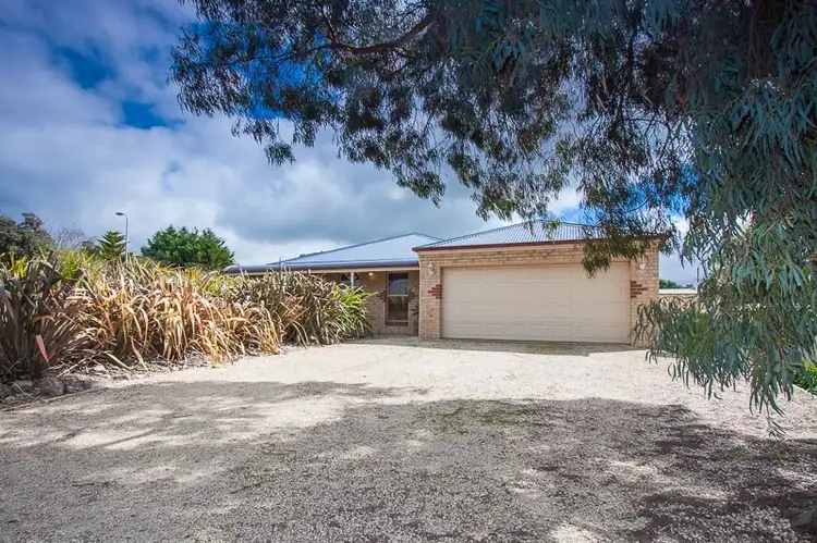 8 Clover Court, Romsey VIC 3434