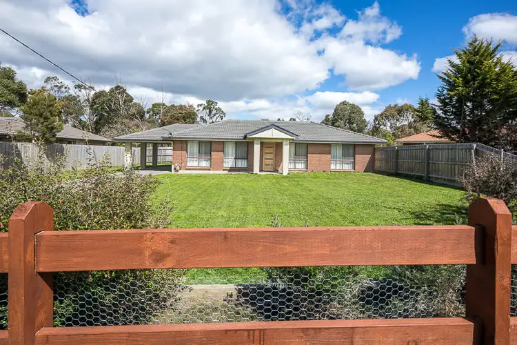 19 Regan Drive, Romsey VIC 3434