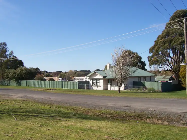 8 Windle Street, Ballan VIC 3342