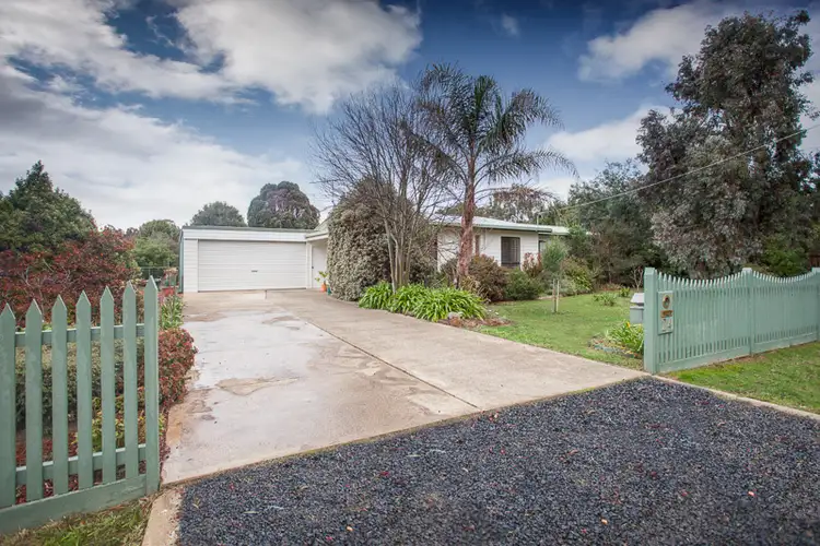 24 White Avenue, Romsey VIC 3434