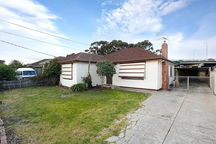 8 Mansfield Ave, Sunshine North VIC 3020