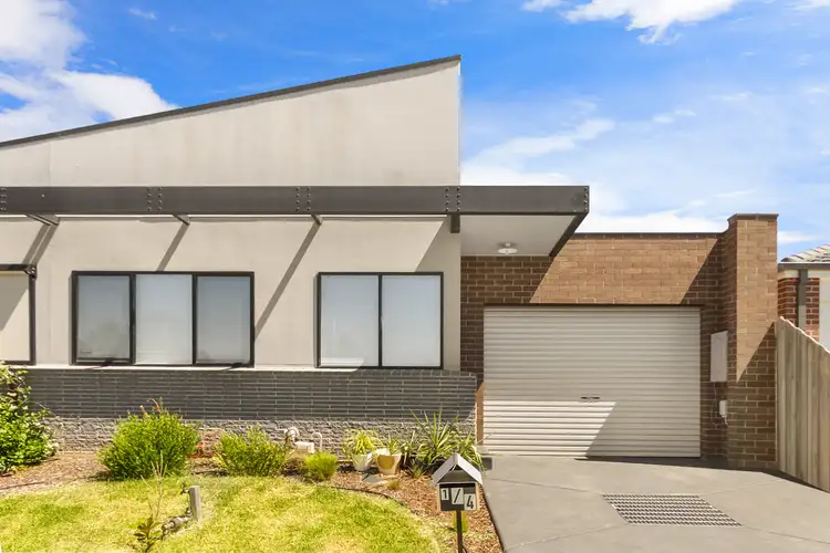 1/4 Shakespeare Court, Drouin VIC 3818