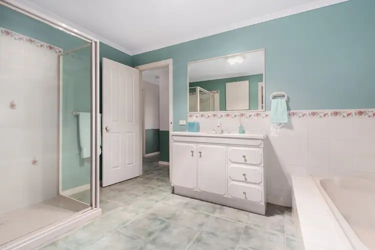 Seventh view of Homely house listing, 2 Janine Court, Drouin VIC 3818