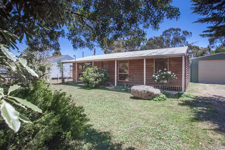 15 White Avenue, Romsey VIC 3434