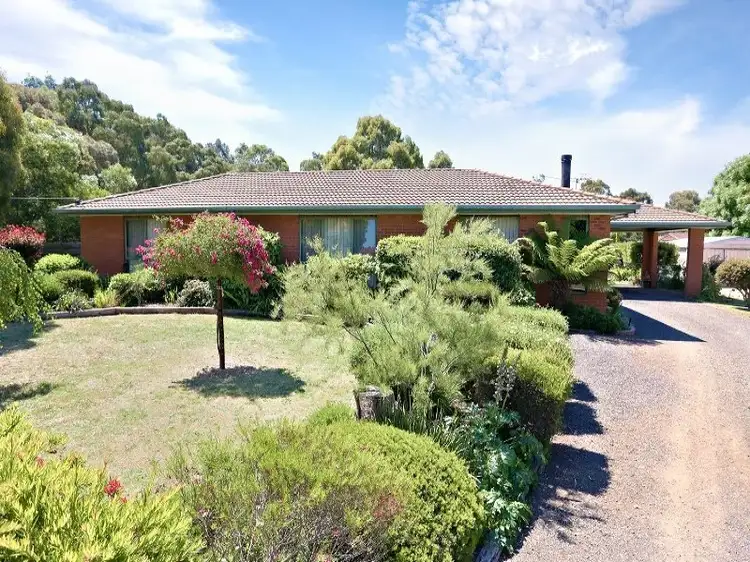 14 Regan Drive, Romsey VIC 3434