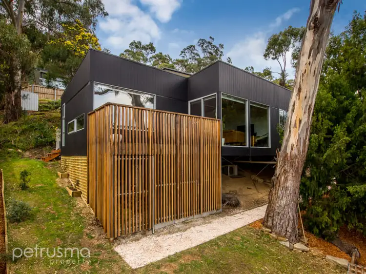 114 Karoola Road, Lindisfarne TAS 7015