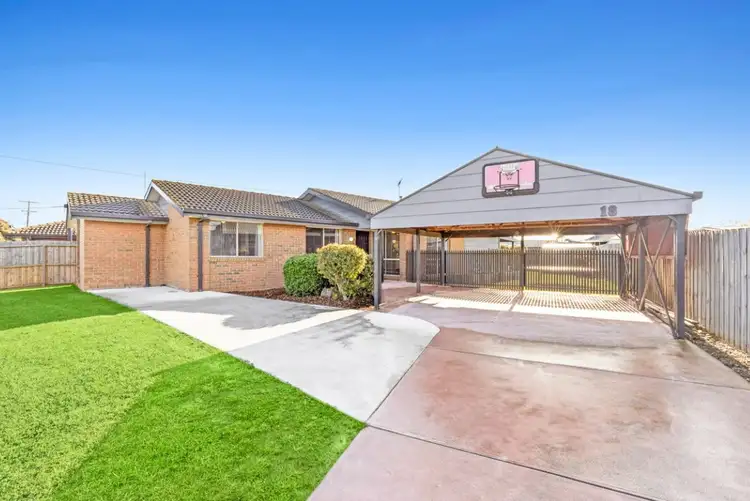 18 Enfield Dr, St Albans Park VIC 3219