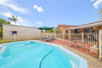 15 Hawaii Crescent, Banksia Beach QLD 4507
