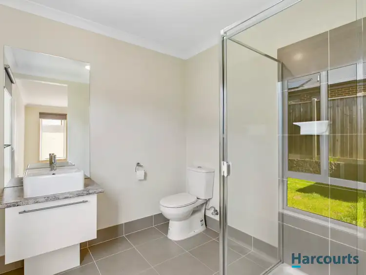 Sixth view of Homely house listing, 8 Sunridge Avenue, Warragul VIC 3820
