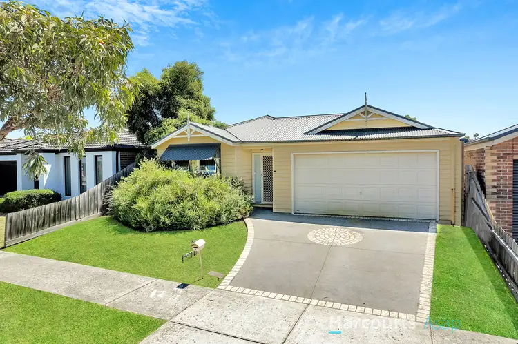Second view of Homely house listing, 4 Samchelle Place, Pakenham VIC 3810