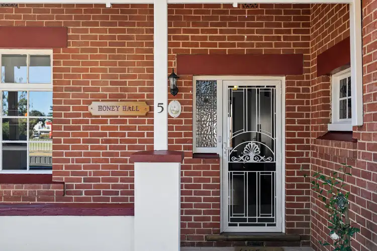 5 Oval Road, Victor Harbor SA 5211