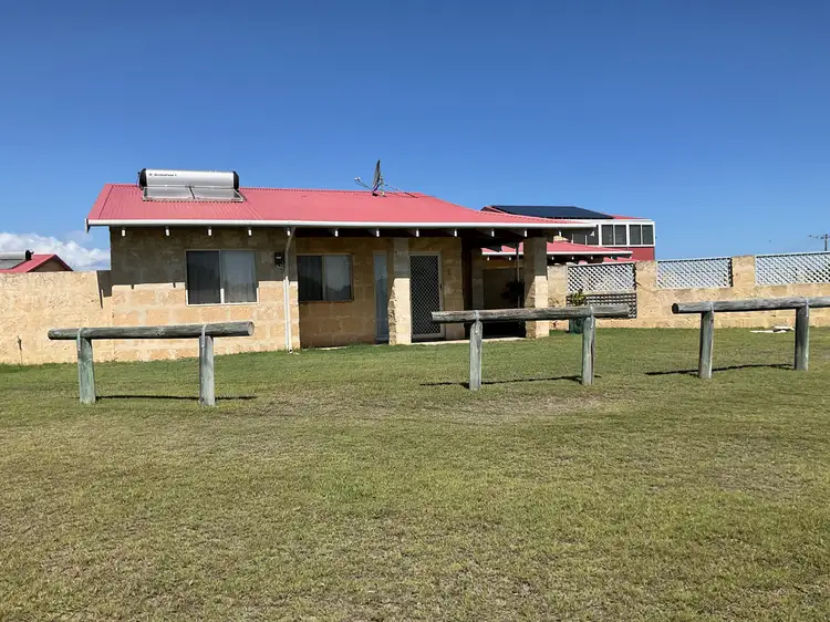 2/16 Illyarrie Street, Leeman WA 6514