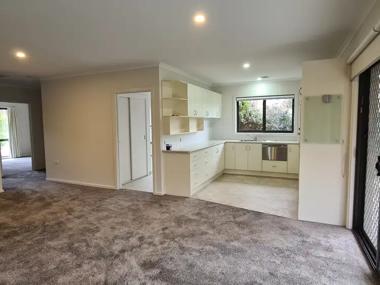 Fifth view of Homely unit listing, 2/17 Shamrock, Alexandra VIC 3714