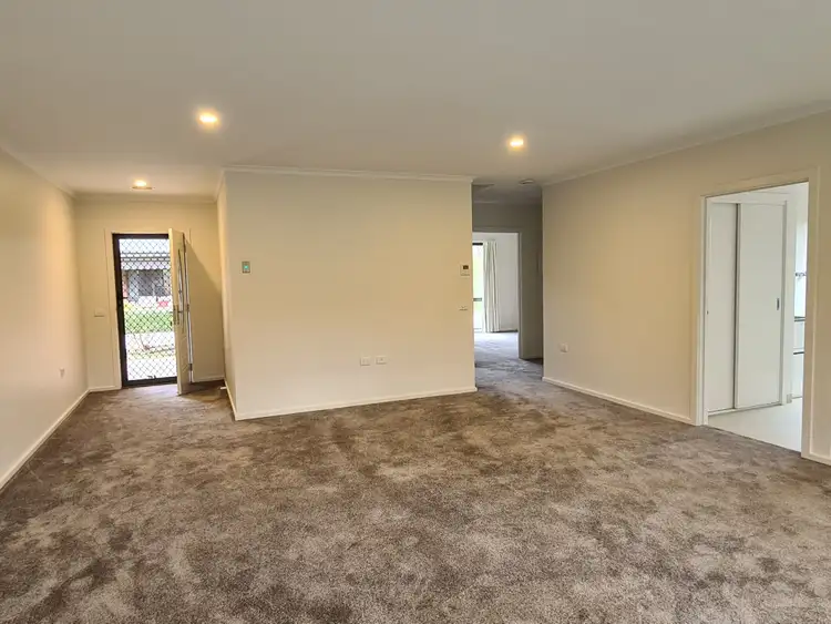 Sixth view of Homely unit listing, 2/17 Shamrock, Alexandra VIC 3714
