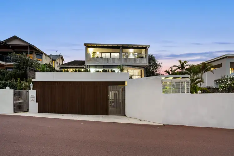 123 River Way, Salter Point WA 6152