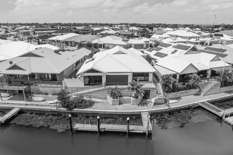 8 Ragamuffin Point, Halls Head WA 6210