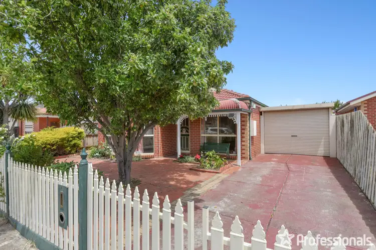 Second view of Homely house listing, 4 Carruthers Court, Altona Meadows VIC 3028
