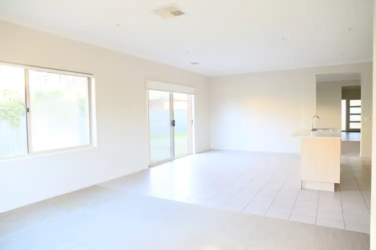 Fifth view of Homely house listing, 15 Divan Place, Craigieburn VIC 3064