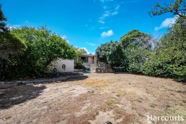 8 Leawood Crescent