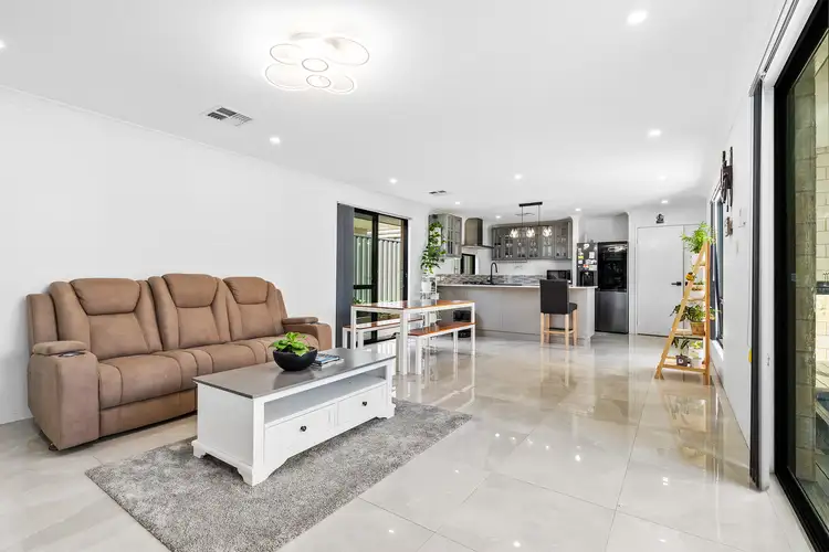12 Arrowsmith Loop, South Guildford WA 6055