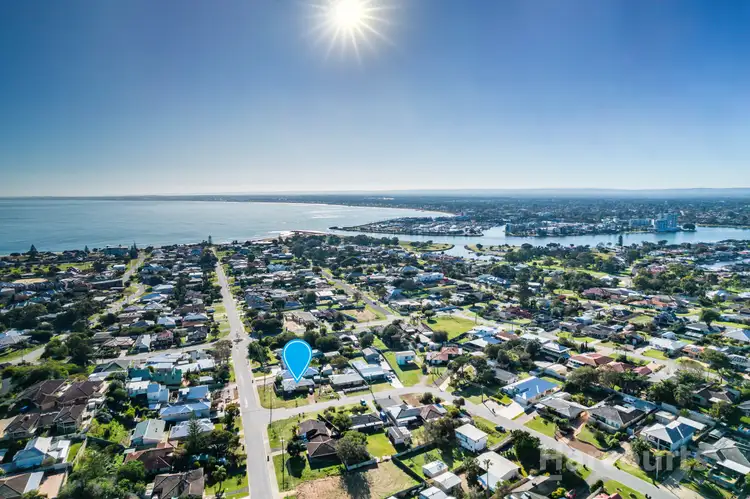 1A Scrivener Place, Halls Head WA 6210